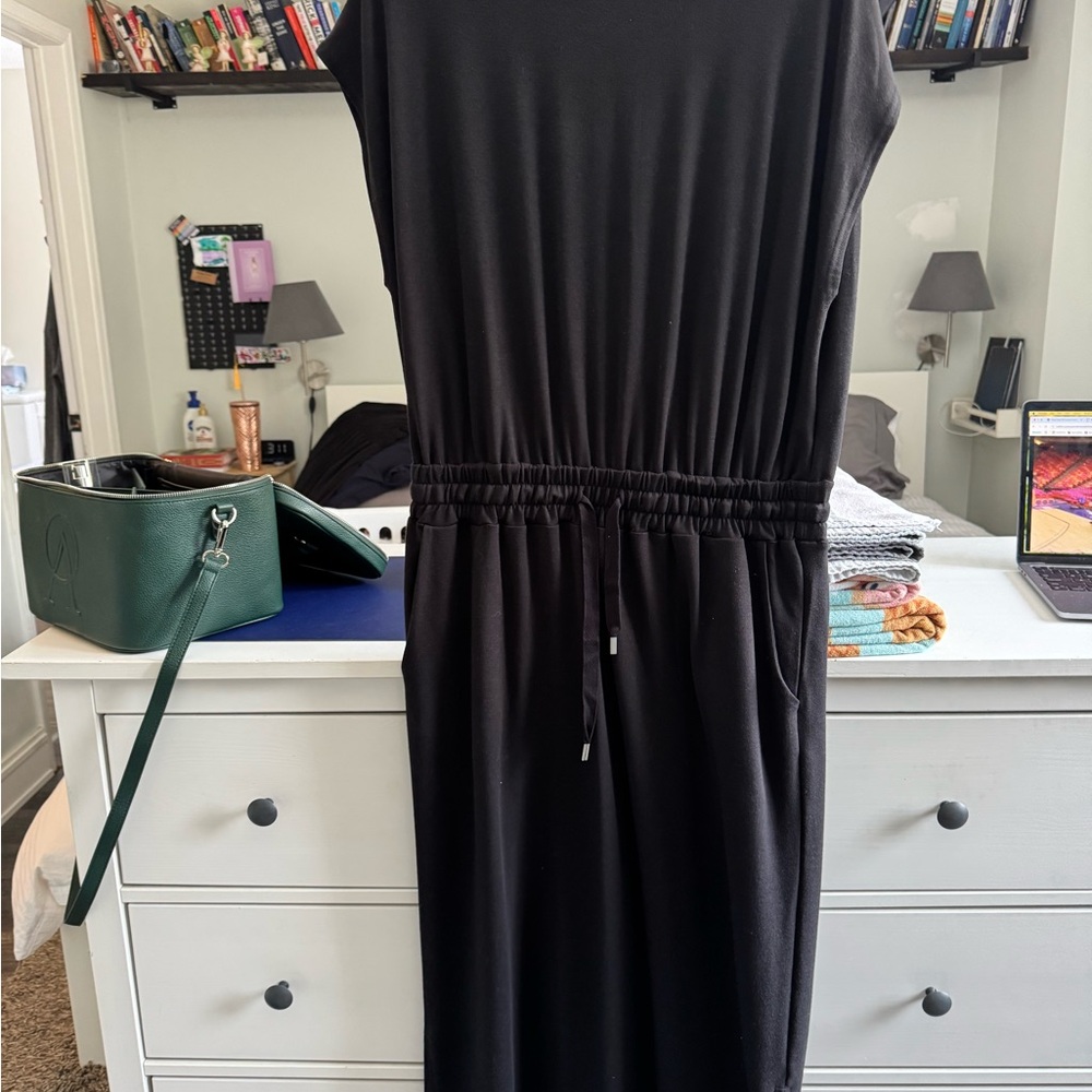 ELEVATE ON THE GO DRESS IN MIDNIGHT BLACK